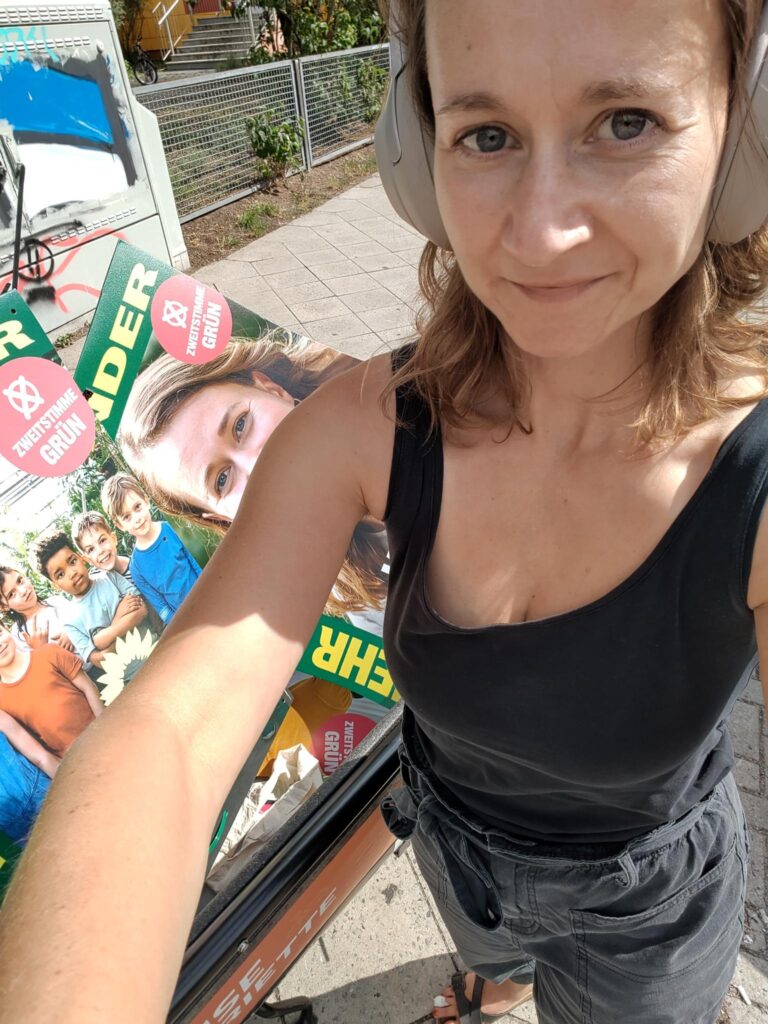 Linda bei einer Plakataktion mit Lastenrad